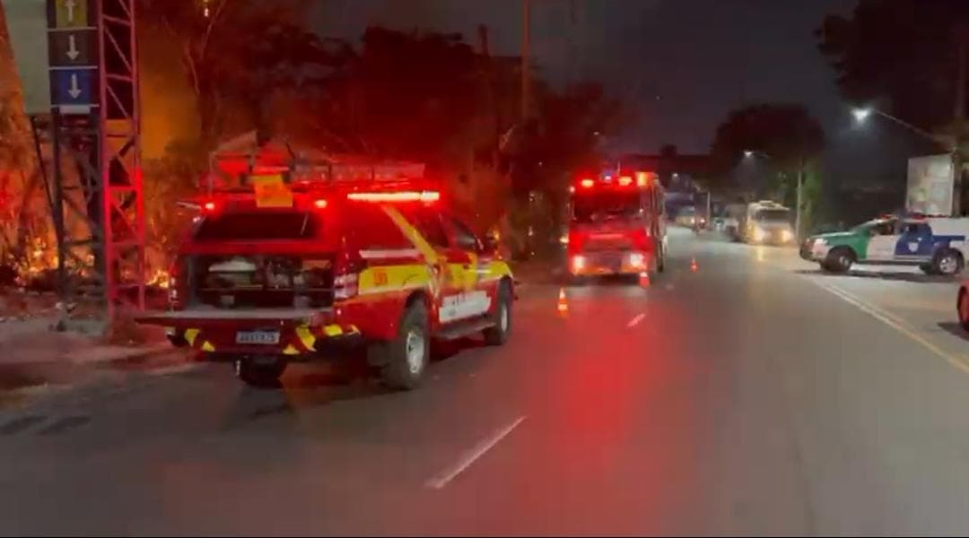 VÍDEO: Incêndio atinge área de mata e se aproxima de fiação elétrica no Distrito Industrial 