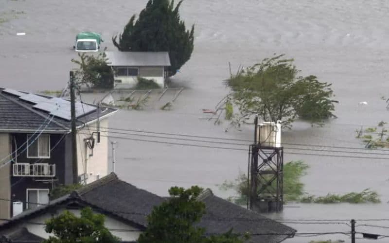 Japão: enchentes deixam mais de 60 mil desabrigados e um desaparecido