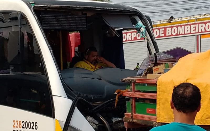 VÍDEO: Acidente entre micro-ônibus e caminhão deixa motorista preso às ferragens no São José