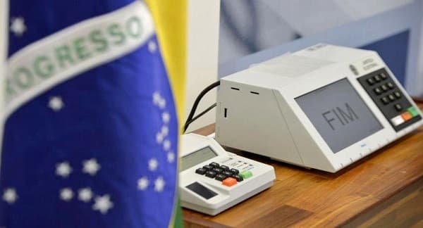 Entenda como um candidato a vereador ganha para fazer uma campanha no Brasil