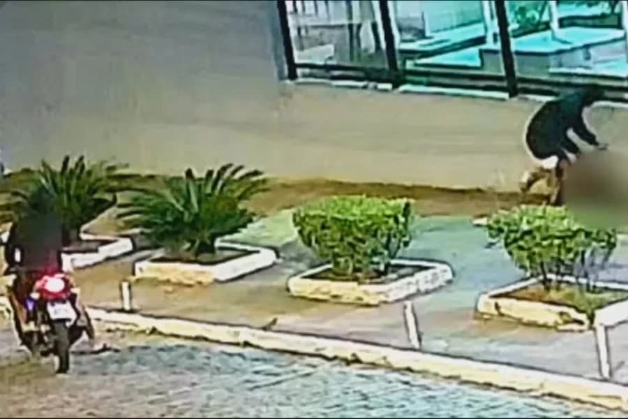 VÍDEO: No RJ, jovem implora para ladrão não levar seu celular: &#8220;meu pai tá pagando&#8221;