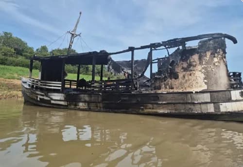 VÍDEO: barco fica destruído após pegar fogo em Beruri