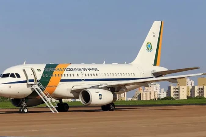 Avião de Lula pousa no México após voar em círculo por quase 5h