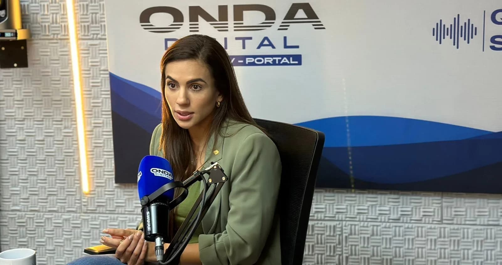 Débora Menezes releva memes de aproximação &#8220;forçada&#8221; com Bolsonaro: &#8220;A internet dá margem pra tudo&#8221;