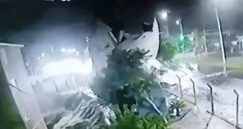 VÍDEO: EM SP, torre de caixa d&#8217;água desaba e assusta moradores de condomínio 