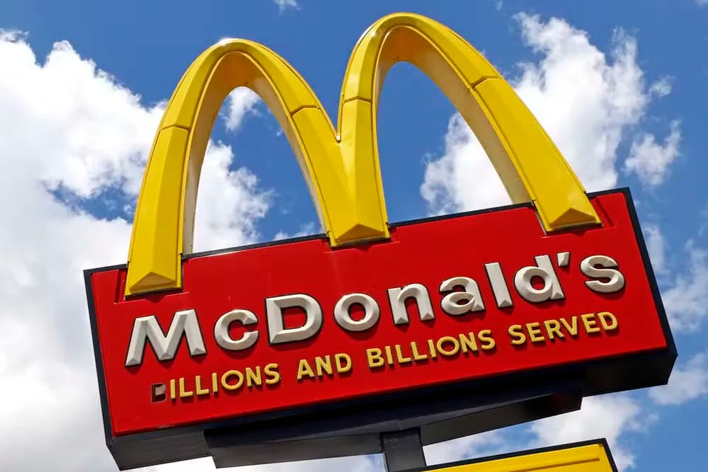 Ações do McDonald&#8217;s caem 6% após surto de bactéria em sanduíche nos EUA: uma pessoa morreu