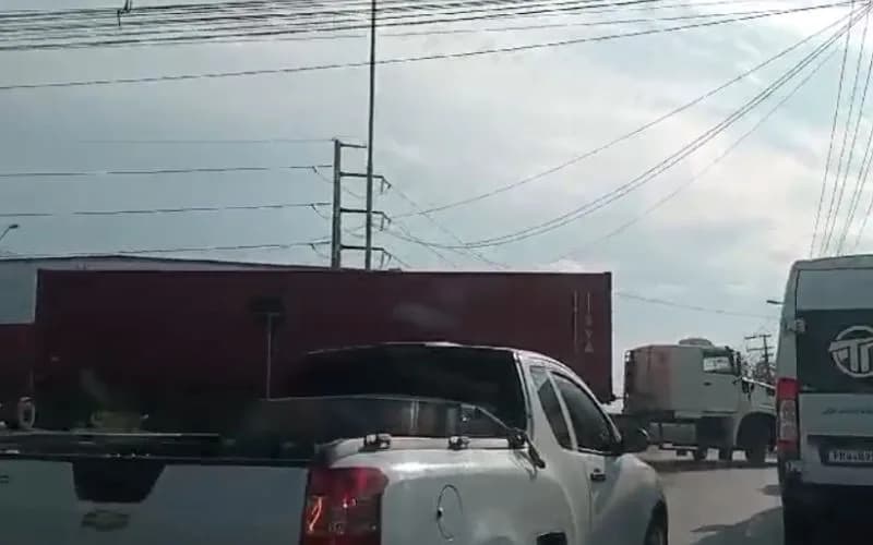 VÍDEO: Carreta em pane mecânica causa trânsito quilométrico no Distrito Industrial