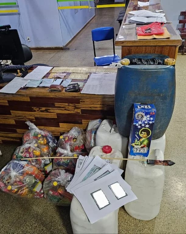 PF apreende veículo de parente de vereadora com dinheiro, galões de combustíveis e cestas básicas em Itacoatiara. Veja