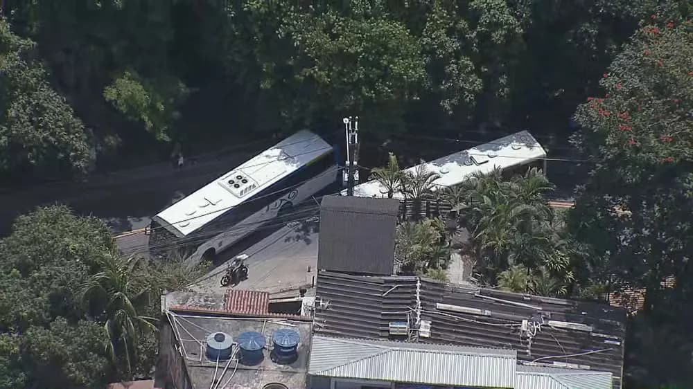 VÍDEO: Bandidos sequestram 7 ônibus e usam para fazer barricadas contra operação do Bope, no RJ