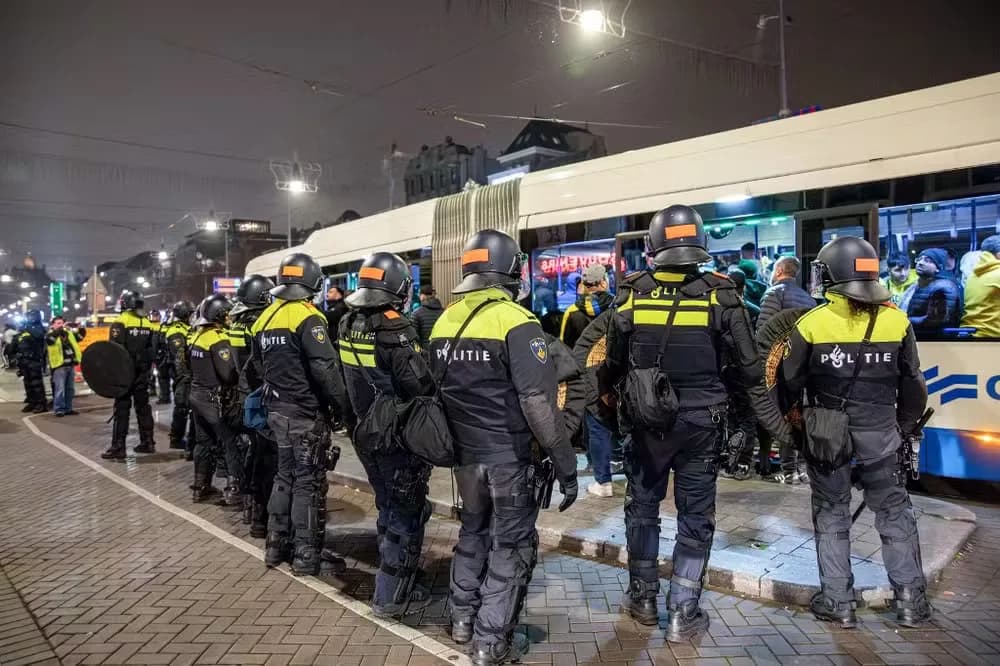 Ataque a israelenses durante jogo de futebol em Amsterdã foi combinado em apps: &#8220;Caça aos judeus&#8221;