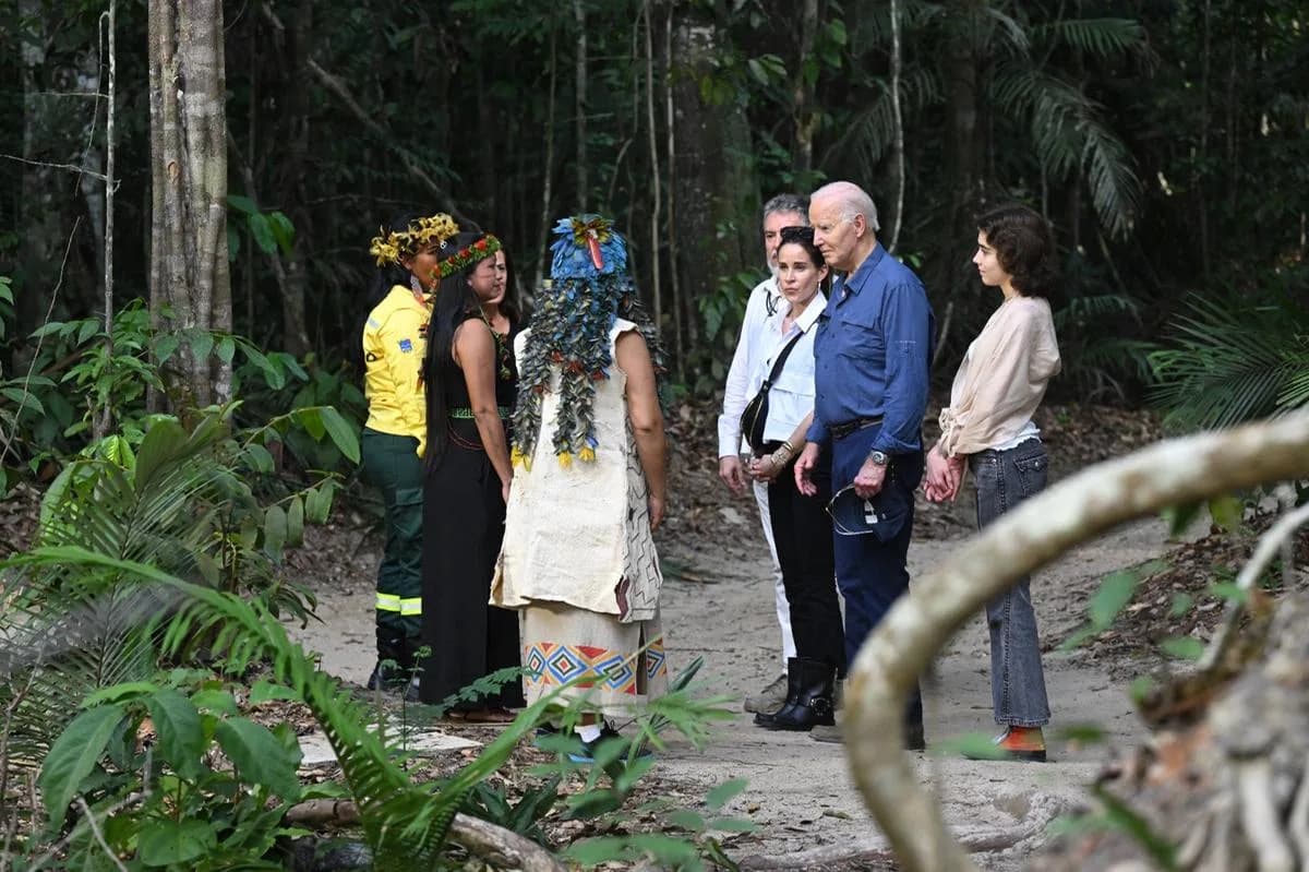Joe Biden faz &#8216;tour&#8217; pelo Musa e encontra lideranças indígenas do Norte