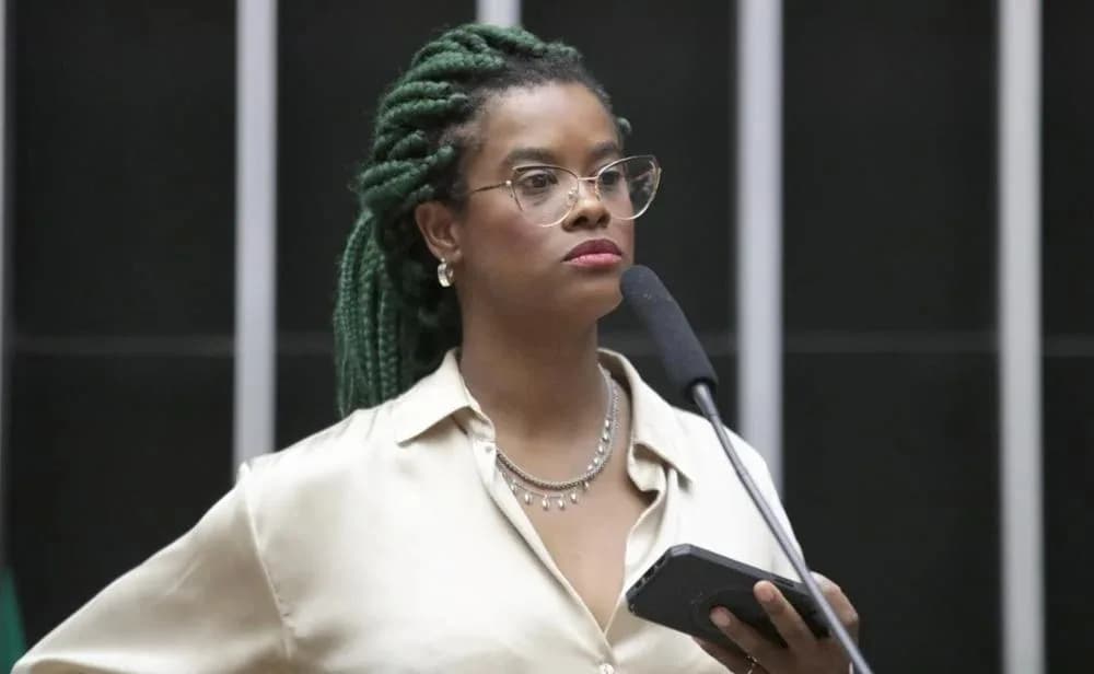Deputada Carol Dartora denuncia ameaças de morte e racismo na Câmara: &#8220;Convivo diariamente com medo&#8221;