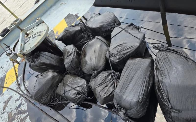 VÍDEO: PM apreende cocaína, pedras e metais preciosos em tanque com petróleo dentro de balsa  em Codajás