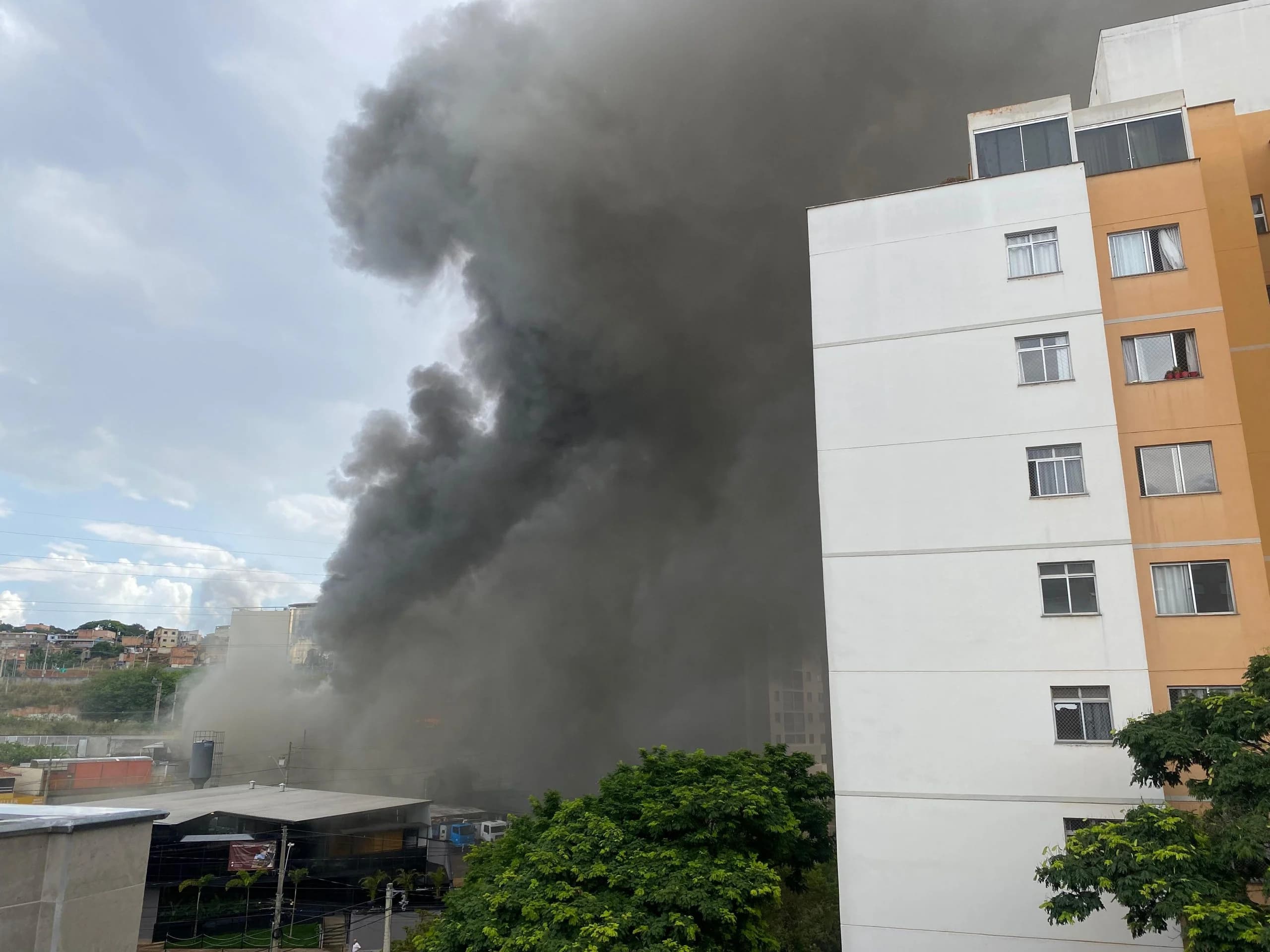 Após mais de 15 horas, fábrica de pães volta a pegar fogo em Belo Horizonte