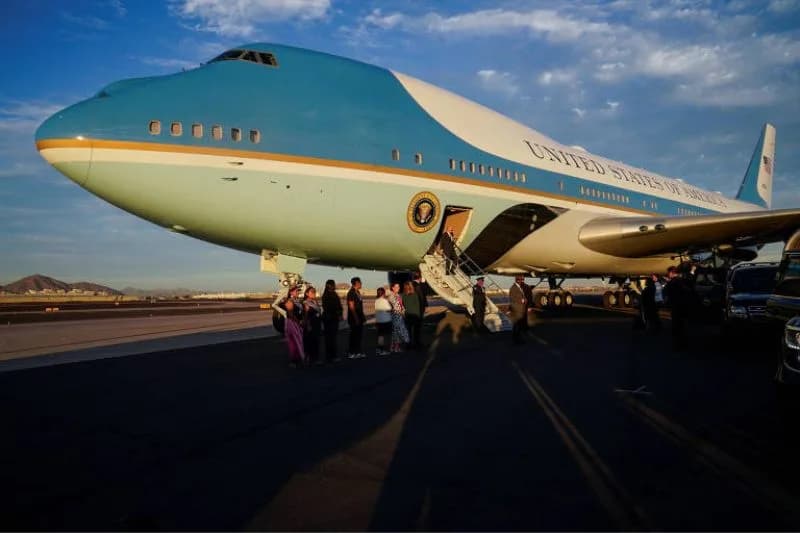 Avião de presidente dos EUA, Air Force One, atrai apaixonados por aviação a Manaus