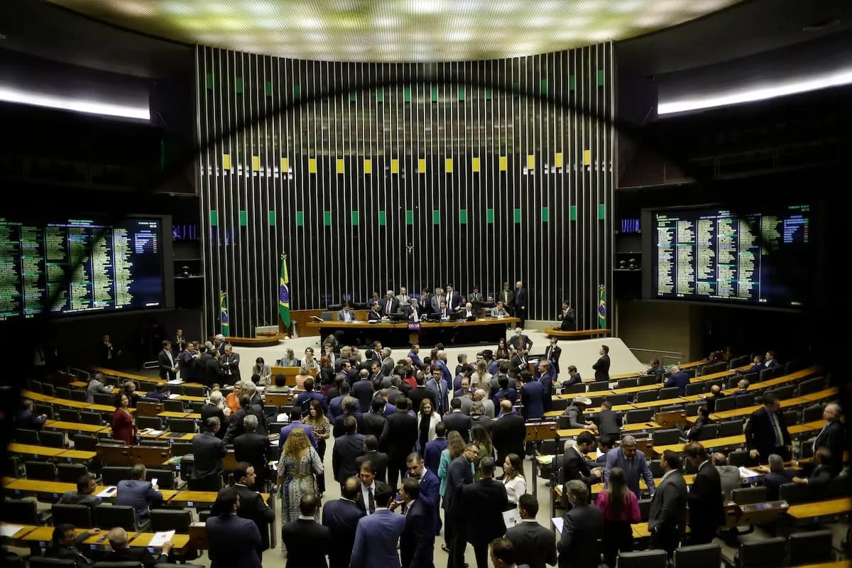 Câmara dos Deputados aprova urgência em projetos de corte de gastos do governo federal