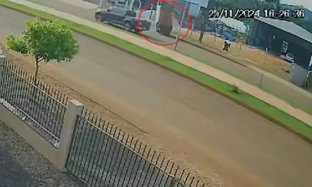 VÍDEO: Veja carro estacionado capotando &#8220;sozinho&#8221;, no Paraná