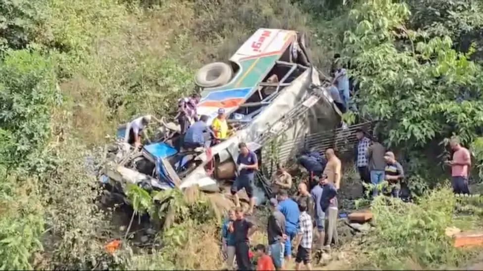 VÍDEO: Ônibus despenca de penhasco e mata 36 pessoas, na Índia