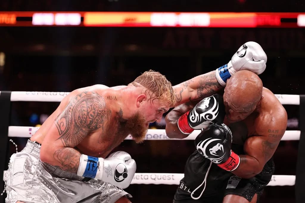 Lenda do boxe, Mike Tyson, perde no ringue para o youtuber Jake Paul por pontos
