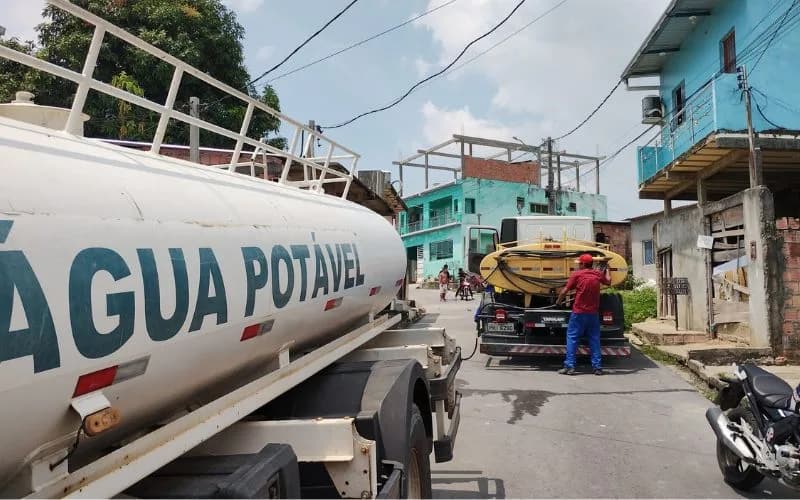 Fornecimento de água é restabelecido em quatro bairros e obras devem ser concluídas até terça