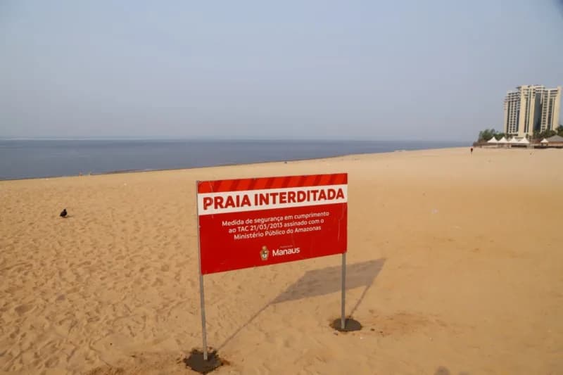 Com rio Negro abaixo de 15 metros, praia da Ponta Negra continua proibida para banho