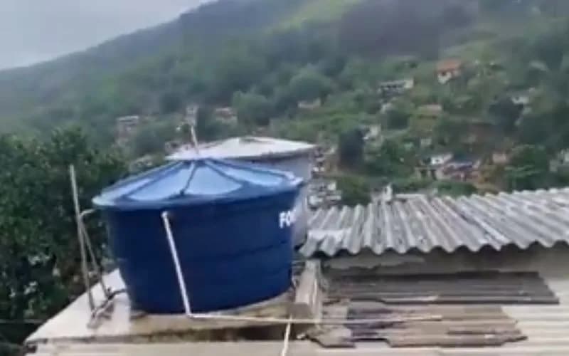 VÍDEO: Moradores filmam chuva de balas em morro durante invasão de traficantes