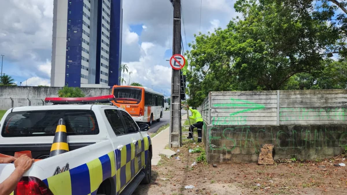 Flanelinhas arrancam placas de proibição de estacionamento na Ponta Negra