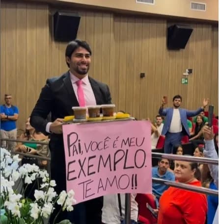 Vídeo: Vereador eleito entra com bandeja de doces para homenagear o pai em diplomação