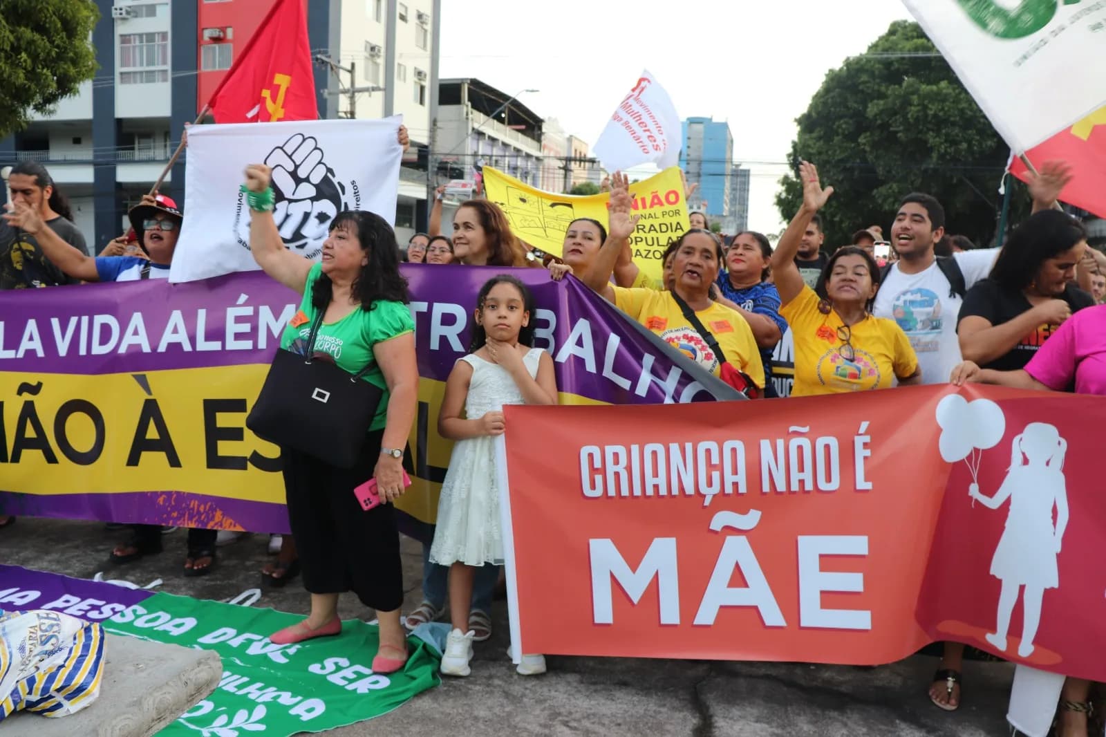 Manifestantes protestam contra anistia, &#8216;PEC do Estupro&#8217; e escala 6X1 em Manaus