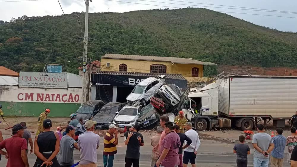 VÍDEO: Caminhão desgovernado atinge concessionária e causa &#8220;montanha&#8221; de carros amassados, no RJ