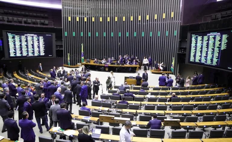 Câmara suspende votação da PEC do pacote fiscal e análise fica para esta quinta (19)