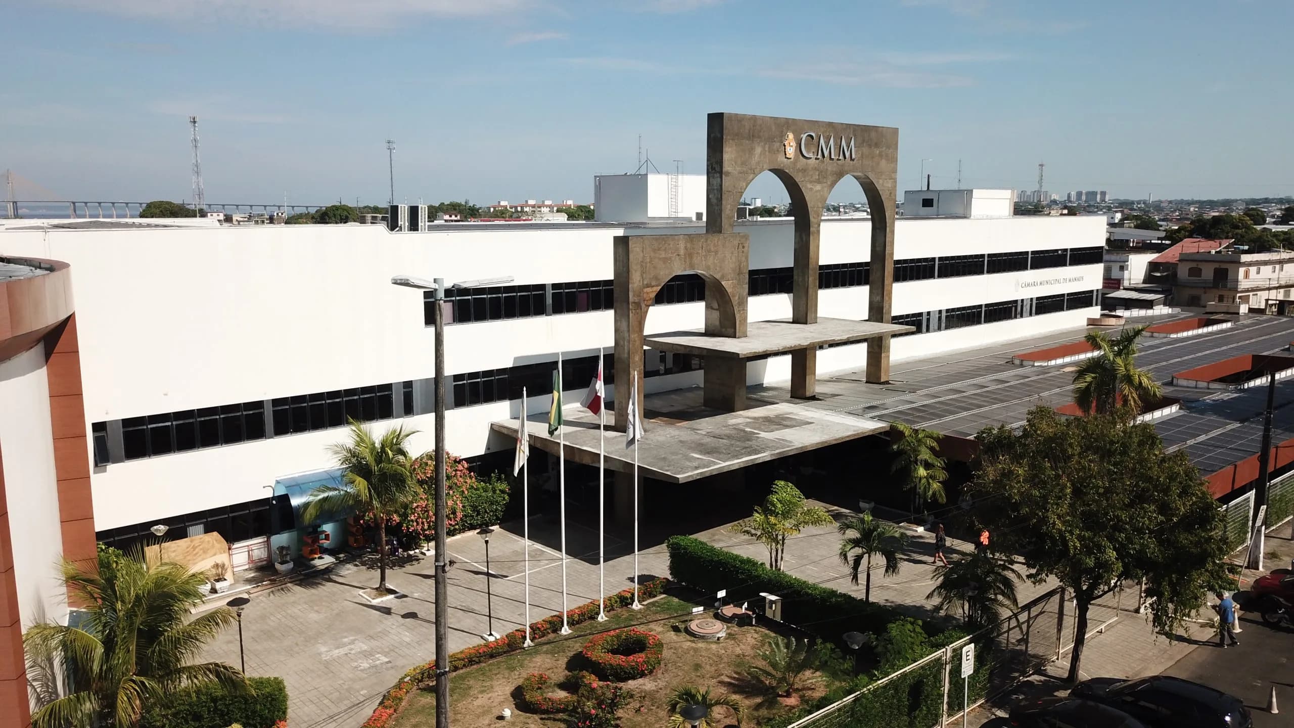 TCE-AM dá cinco dias para CMM explicar contrato milionário sem licitação