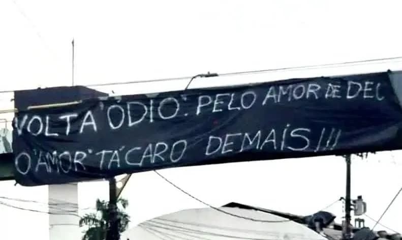 &#8220;Volta ódio, o amor tá caro demais&#8221;, faixa com teor político chama atenção em avenida de Manaus