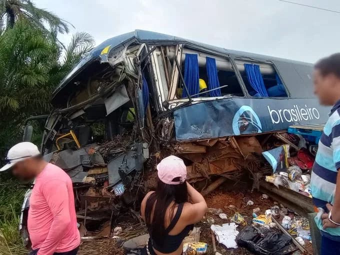 Batida entre caminhão e ônibus mata duas pessoas e deixa feridos na Bahia