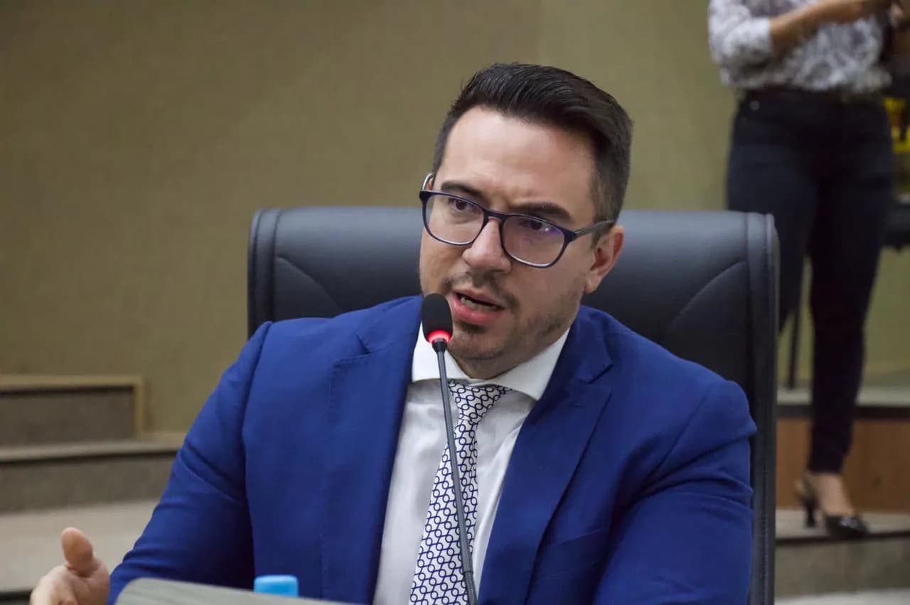 Vereador de Manaus propõe emenda para manter salários atuais de prefeito, vice e secretários em 2025