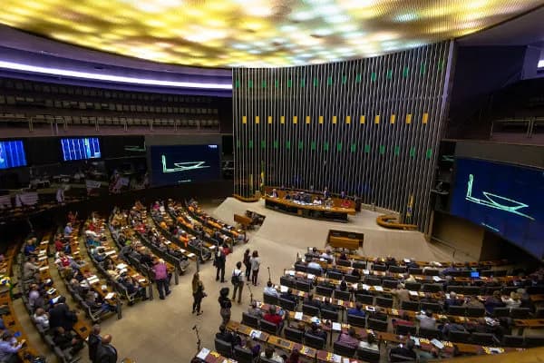 Câmara aprova urgência do PL de pacote fiscal que limita crescimento do salário mínimo a 2,5% ao ano
