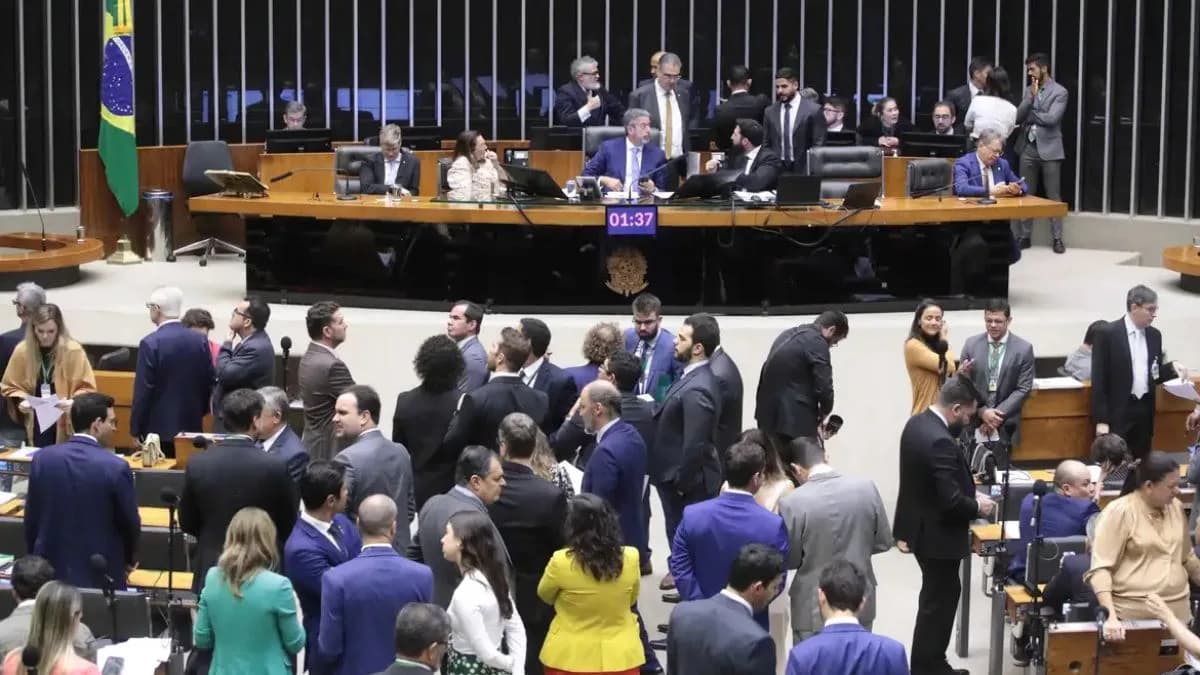 Câmara aprova PEC de corte de gastos do governo Lula em primeiro turno