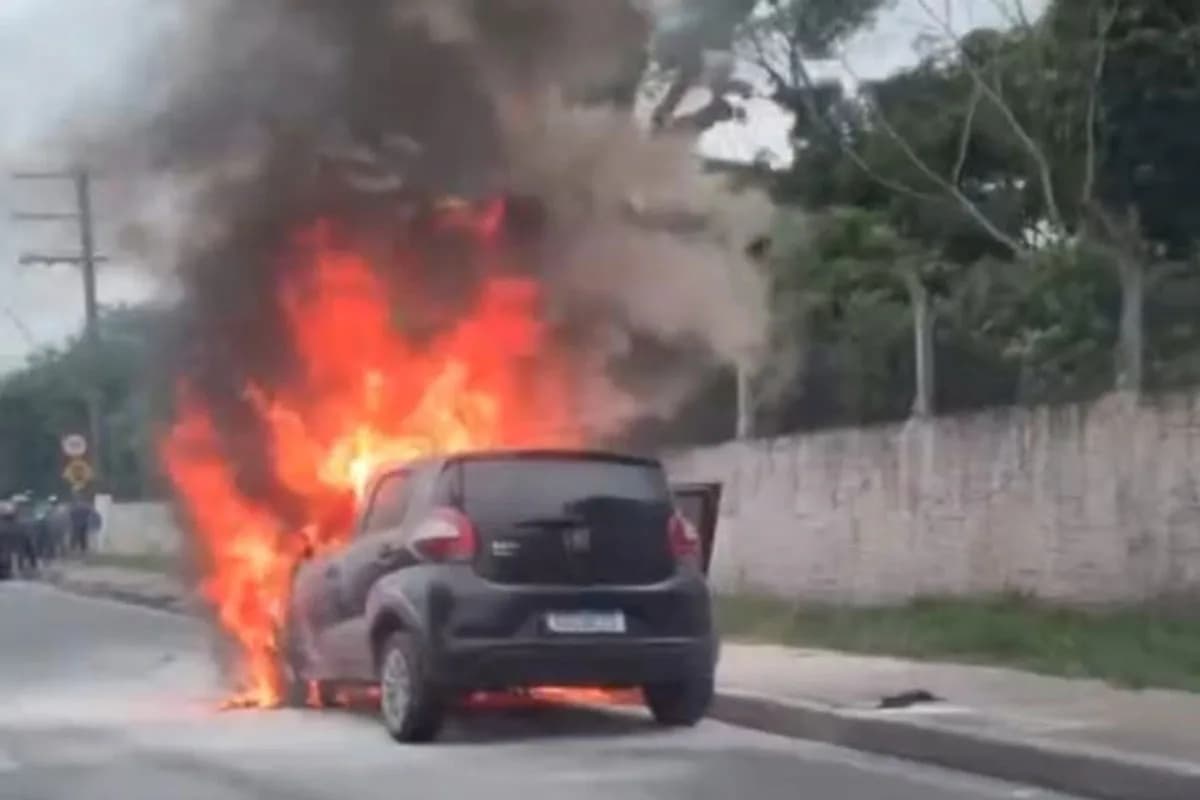 Carro pega fogo e deixa Av. Torquato Tapajós parada em Manaus