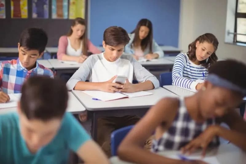 CCJ da Câmara aprova projeto que proíbe celulares em escolas públicas e privadas