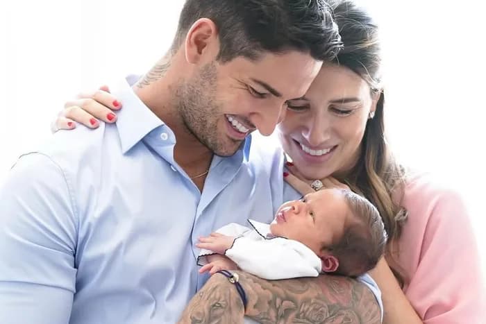 Alexandre Pato mostra foto do filho: &#8220;A cara do Silvio Santos&#8221;, dizem internautas