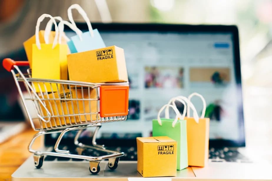 Taxa das blusinhas: Compras internacionais caem, mas arrecadação bate recorde