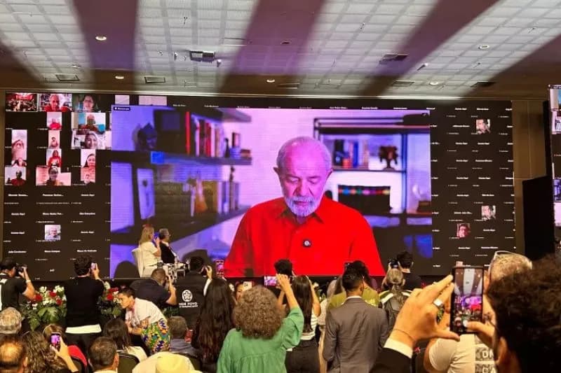 Lula admite erro na comunicação do governo e diz que fará &#8220;correções necessárias&#8221;
