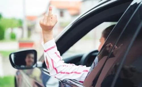 Comissão da Câmara aprova multa para motorista que exibir &#8216;cotoco&#8217; e gesto obsceno no trânsito
