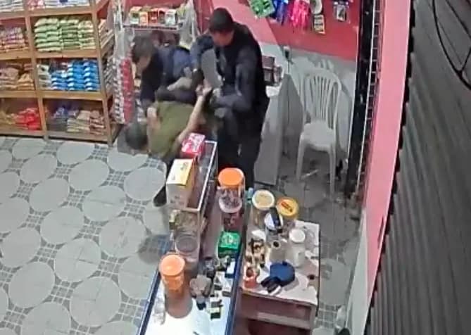 VÍDEO: PM&#8217;s agridem dono de mercadinho com tapas e socos em Manaus