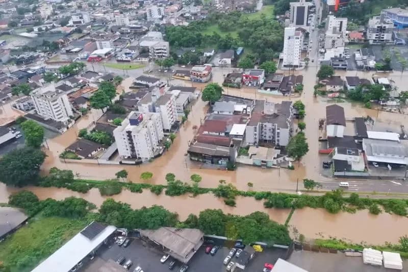 Fortes chuvas continuarão até segunda-feira em SC; 200 pessoas já saíram de casa