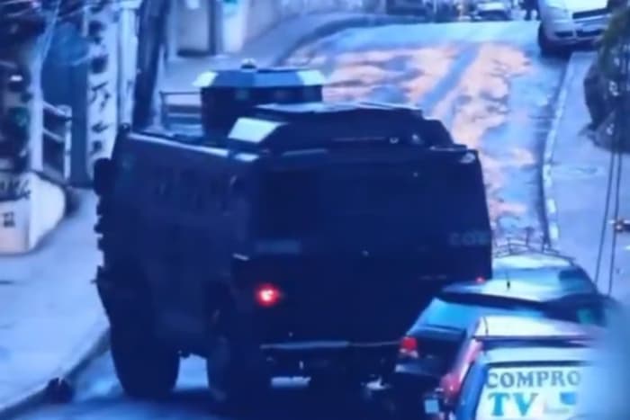 Vídeo: Facção joga óleo em ladeira e &#8216;caveirão&#8217; da polícia derrapa no RJ