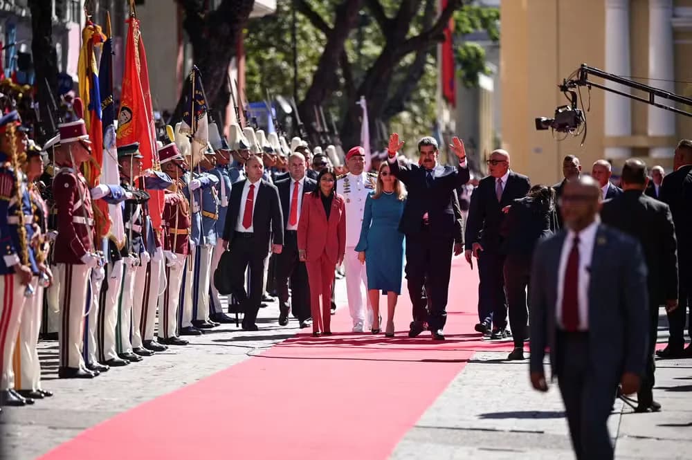 Nicolás Maduro assume novo mandato como presidente da Venezuela, em meio à desconfiança