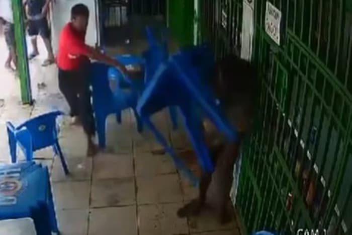 VÍDEO: Homem joga cadeira em esposa após crise de ciúmes: &#8220;Roupa curta demais&#8221;