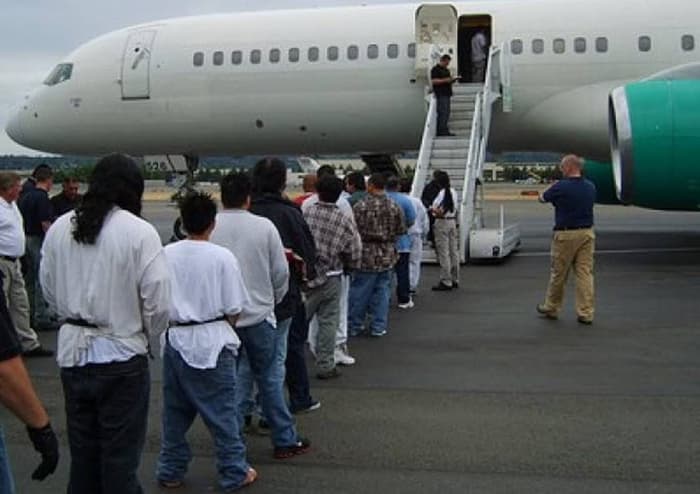 Segundo voo de brasileiros deportados dos EUA chega ao Brasil nesta sexta