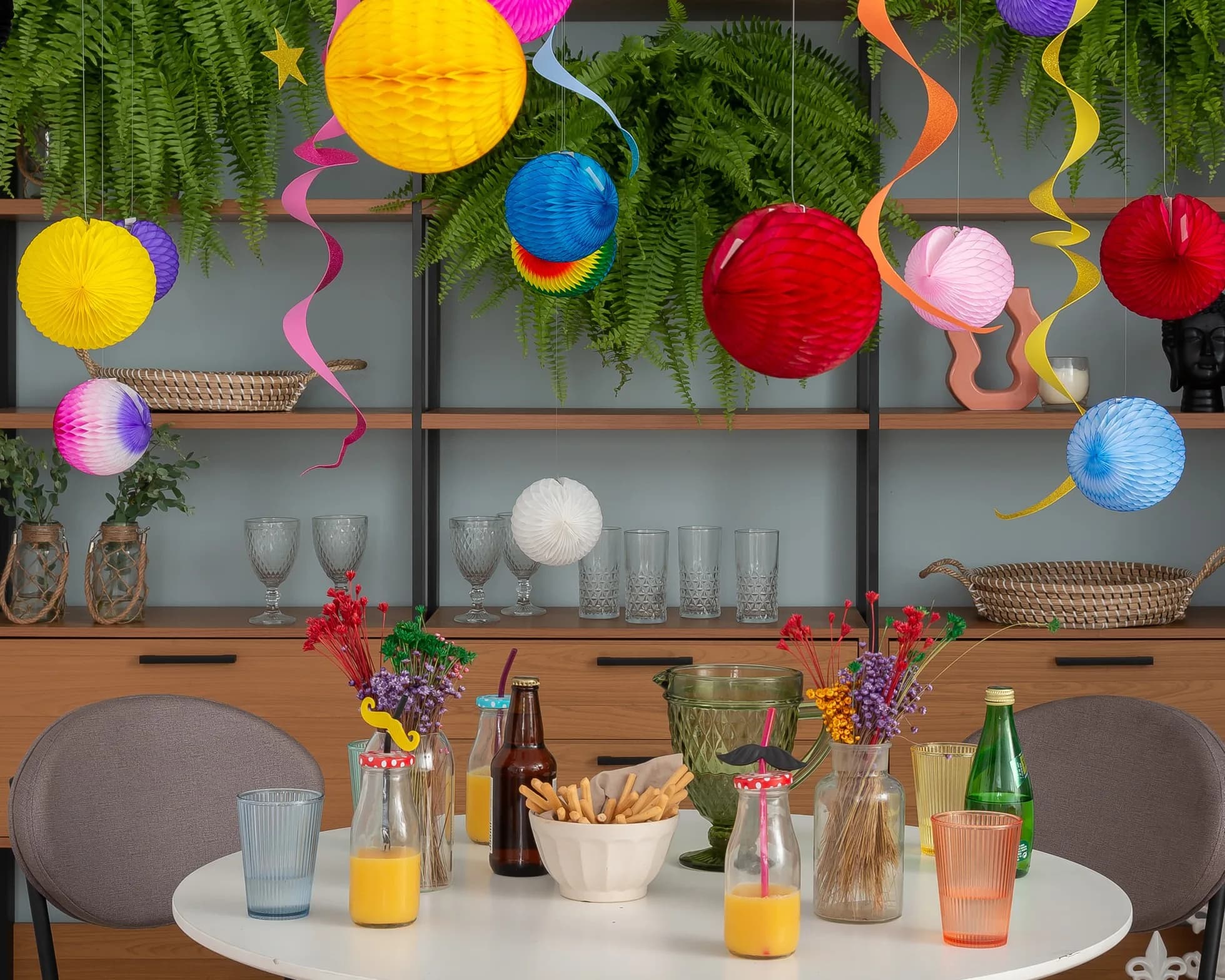 Decoração: Aprenda a fazer &#8220;lustres&#8221; de Carnaval sem gastar muito